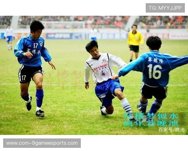 上海申花足球球星闪耀绿茵赛场书写球队荣耀与城市精神传奇