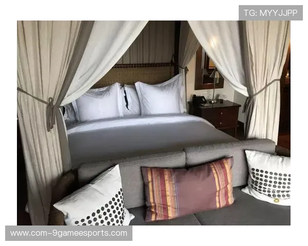 足球巨星们的睡眠秘密揭秘：从豪华床铺到私人定制被子背后的故事