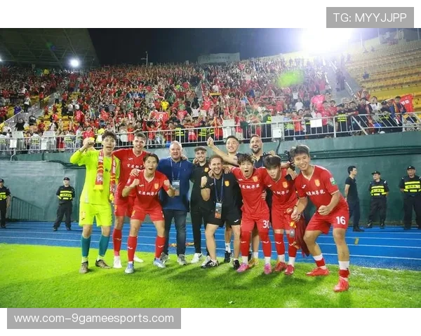 路人偶遇足球球星该如何应对:合理互动与尊重隐私的技巧分享 路人偶遇足球球星该如何应对:合理互动与尊重隐私的技巧分享